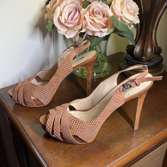 Guess heels. Size 9. Color is light brown - Picture 3 of 8